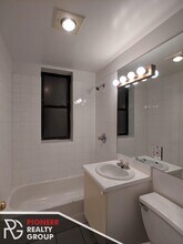 912 W Dakin St, Unit 205 in Chicago, IL - Foto de edificio - Building Photo