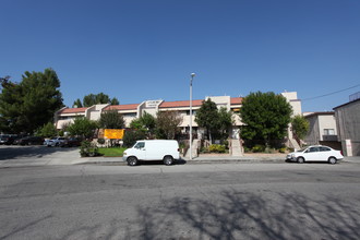 Gresham Townhomes in Canoga Park, CA - Foto de edificio - Building Photo