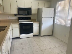 13150 White Marsh Ln in Ft. Myers, FL - Foto de edificio - Building Photo
