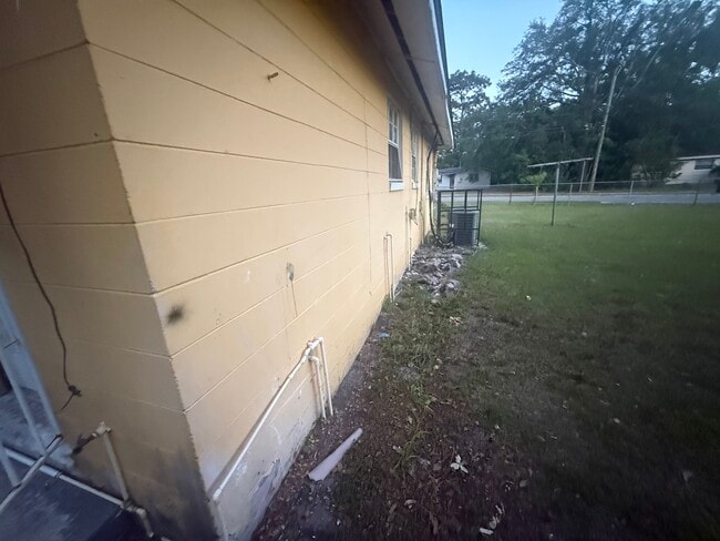 9504 Waynesboro Ave in Jacksonville, FL - Foto de edificio - Building Photo