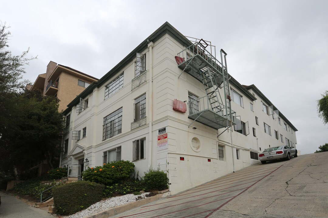 530 Glenrock Ave in Los Angeles, CA - Building Photo