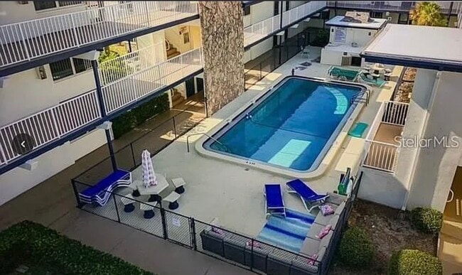 6100 12th St S, Unit 105 in St. Petersburg, FL - Foto de edificio - Building Photo