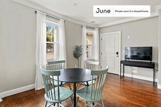 Room in Shared 4 bed/1.5 bath home, Unit B in Boston, MA - Foto de edificio - Building Photo