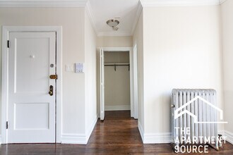 1056 W Lill Ave in Chicago, IL - Building Photo - Building Photo