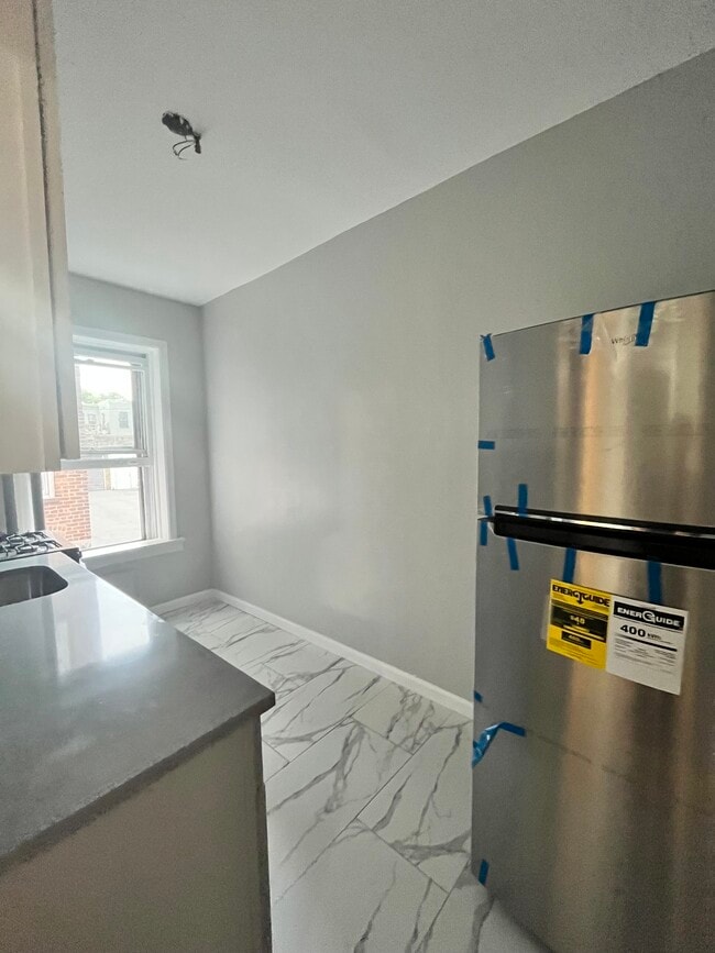 35 Sherman Pl, Unit 102 in Jersey City, NJ - Foto de edificio - Building Photo