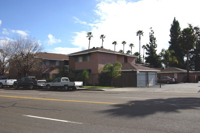 Washington Avenue Apartments in Escondido, CA - Foto de edificio - Building Photo