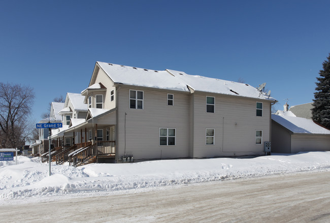 55 NE Lowry Ave in Minneapolis, MN - Foto de edificio - Building Photo