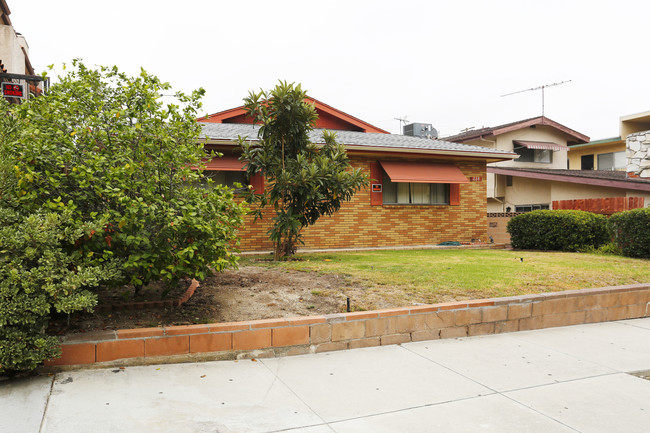 228 N Cedar St in Glendale, CA - Foto de edificio - Building Photo