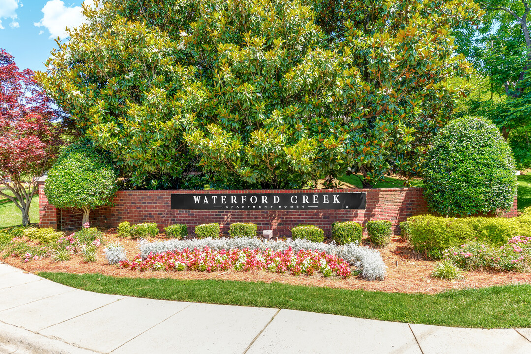 Waterford Creek in Charlotte, NC - Foto de edificio