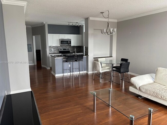 1919 Van Buren St, Unit 817 in Hollywood, FL - Foto de edificio - Building Photo