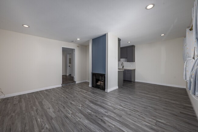 14607 Gilmore St in Van Nuys, CA - Building Photo - Interior Photo
