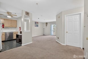 726 Waterford Dr in Edison, NJ - Building Photo