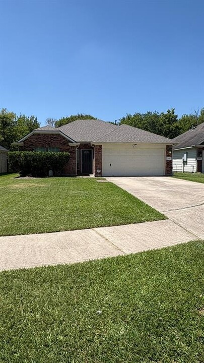 4019 Strawberry Ct in Dickinson, TX - Building Photo