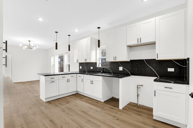 7933 S Paulina St in Chicago, IL - Building Photo - Building Photo