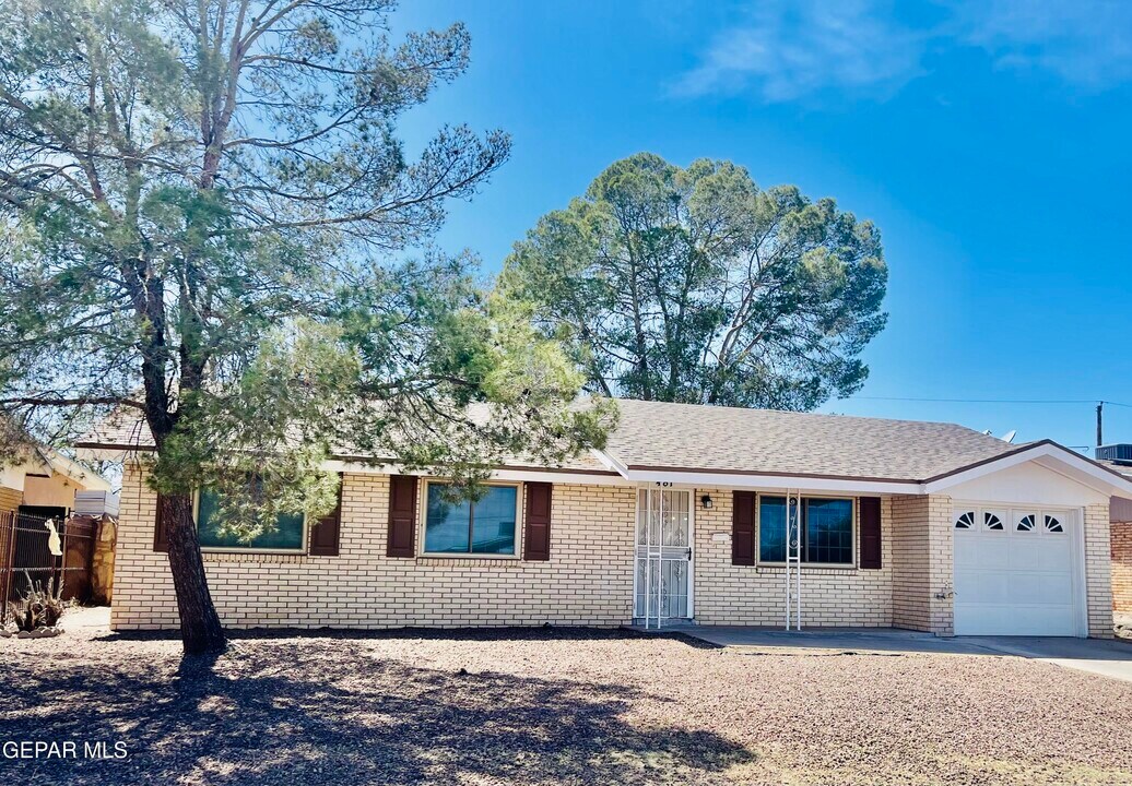 481 Rio Arriba Dr in El Paso, TX - Foto de edificio