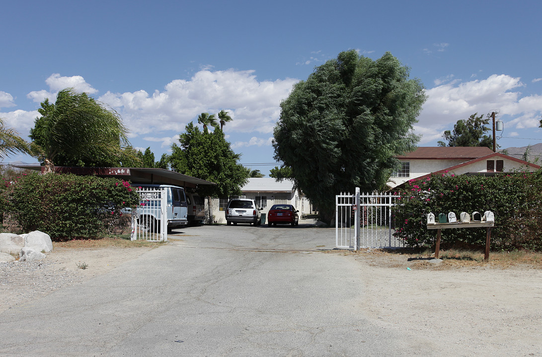 66270 Flora Ave in Desert Hot Springs, CA - Foto de edificio