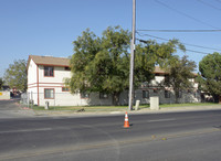 2060 S Maple Ave in Fresno, CA - Building Photo - Building Photo