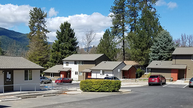 Z_Valerie Hills in Rogue River, OR - Foto de edificio - Building Photo