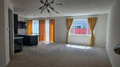 1317 Essence Ln in Fairfield, CA - Building Photo - Building Photo