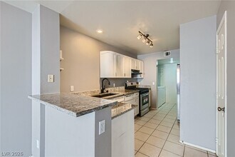 8473 Sewards Bluff Ave in Las Vegas, NV - Building Photo - Building Photo