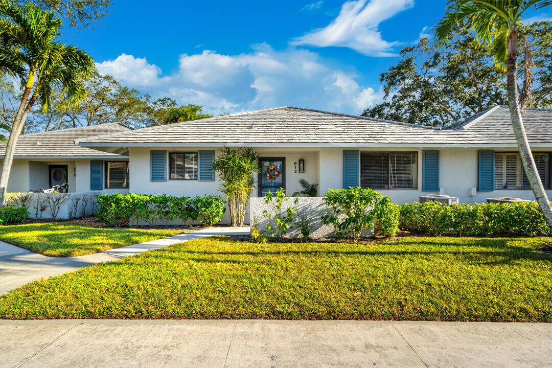 913 Club Dr in Palm Beach Gardens, FL - Building Photo