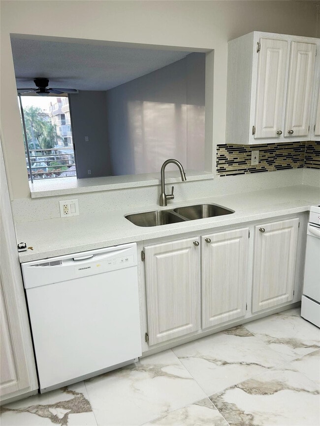 406 NW 68th Ave in Fort Lauderdale, FL - Foto de edificio - Building Photo