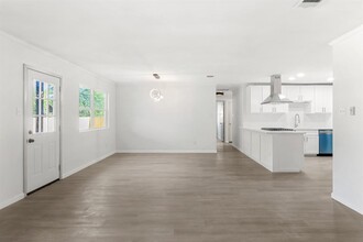 7707 Whitsun Dr in Austin, TX - Foto de edificio - Building Photo