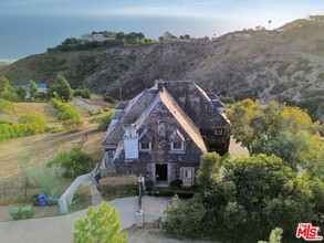 5805 Foxview Dr in Malibu, CA - Building Photo - Building Photo