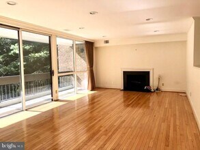 4974 Sentinel Dr-Unit -13-304 in Bethesda, MD - Foto de edificio - Building Photo