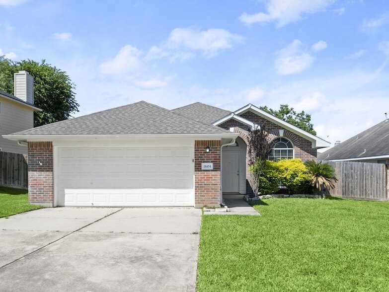 18454 Sunrise Pines Dr in Montgomery, TX - Building Photo