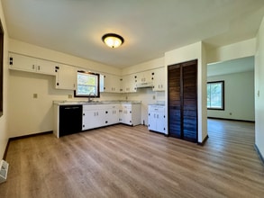 1230-1230 N 10th Ave in West Bend, WI - Building Photo - Building Photo