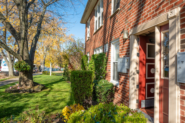 Armstrong Gardens in Staten Island, NY - Building Photo - Building Photo