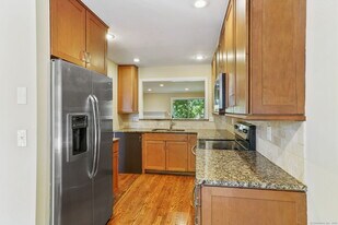 20 E Pembroke Rd in Danbury, CT - Building Photo