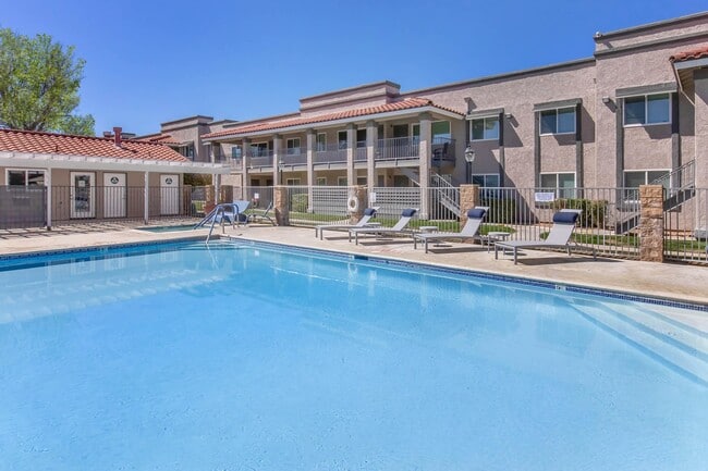 Hidden Falls Apartments in Lancaster, CA - Foto de edificio - Building Photo