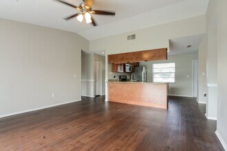 4906 Hi Vista Cir in Tampa, FL - Building Photo - Building Photo