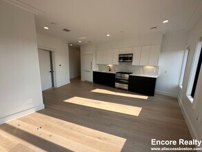50 Leo M Birmingham Pky, Unit 601 in Boston, MA - Building Photo - Building Photo