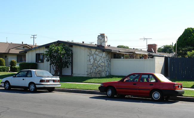 161-171 N Holly St in Orange, CA - Building Photo - Building Photo