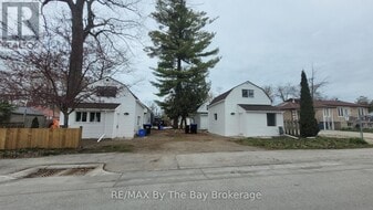 50 Glenwood Dr in Wasaga Beach, ON - Building Photo