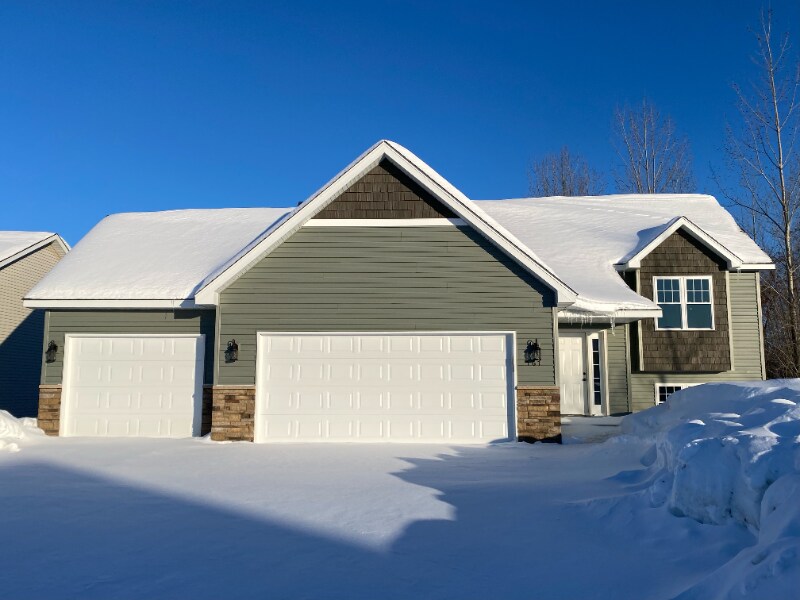 2339 8th Ln SE in Cambridge, MN - Building Photo