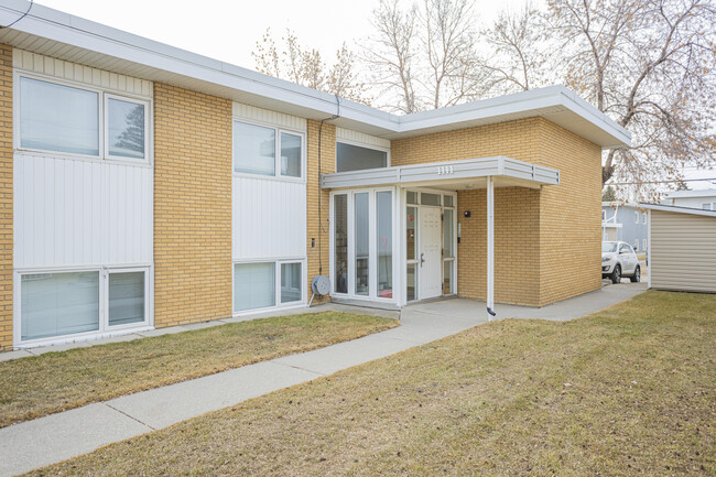 1111 Renfrew Dr NE in Calgary, AB - Building Photo - Building Photo