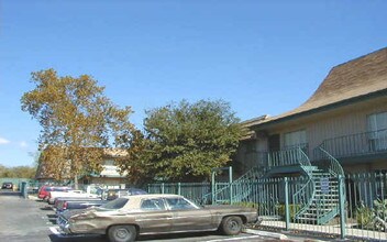 Canlen West Apartments in San Antonio, TX - Building Photo - Building Photo