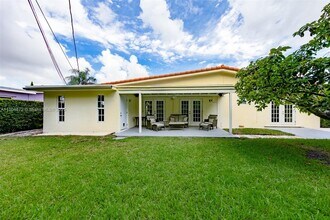 19430 NE 18th Pl in Miami, FL - Foto de edificio - Building Photo