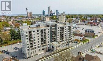 5698 Main St in Niagara Falls, ON - Building Photo