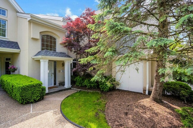 92 Doral Greens Dr W in Rye Brook, NY - Foto de edificio - Building Photo