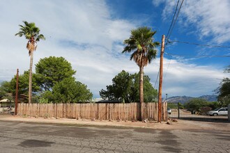 4305 E Fairmount St in Tucson, AZ - Foto de edificio - Building Photo