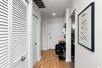 1001 W Madison St, Unit 607 in Chicago, IL - Building Photo - Building Photo