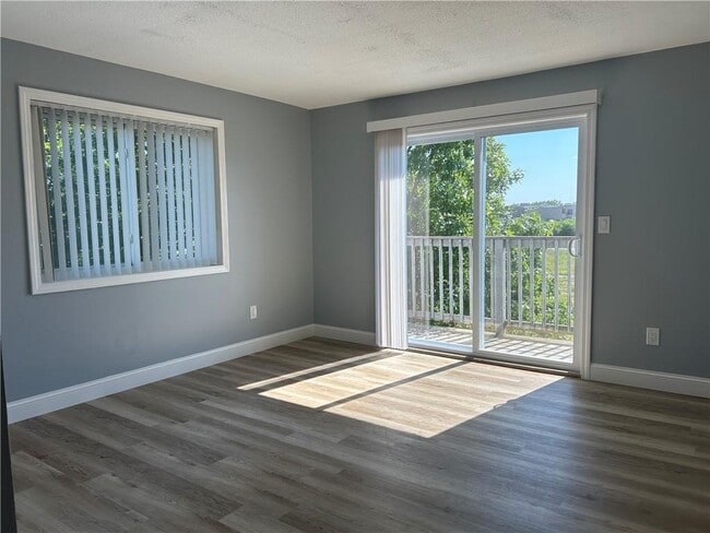 728 Beverage Hill Ave in Pawtucket, RI - Foto de edificio - Building Photo