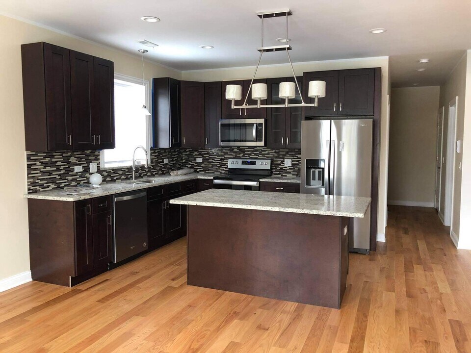 6552 W Roscoe St, Unit 4 in Chicago, IL - Foto de edificio