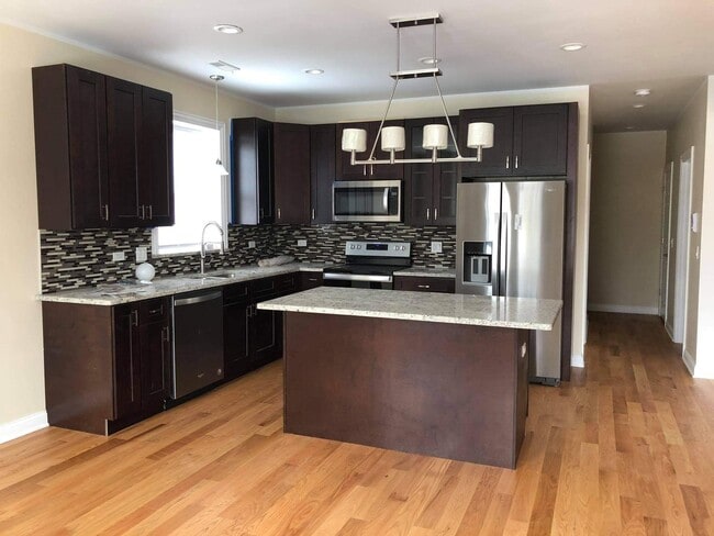 6552 W Roscoe St, Unit 4