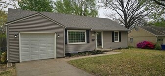 7001 Lamar Ave in Overland Park, KS - Building Photo